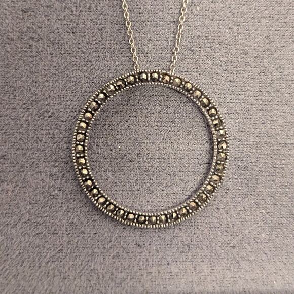 Round Marcasite Pendant on 925 Silver 18” Chain-In Excellent Preloved Condition - Picture 1 of 5